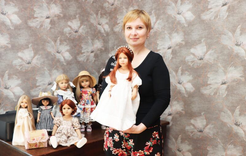 Надежда Костюкевич из Дроздов шьет для своих кукол одежду и обувь из натуральных материалов