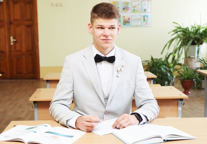 Выпускник Александр Тростянко усердно занимался, чтобы успешно сдать централизованный экзамен